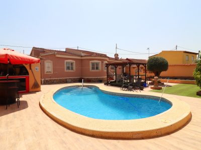 4-bedroom property for sale in Benijofar village with garden and outdoor kitchen on a 460 m² plot